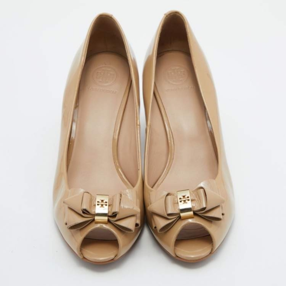 Tory Burch Patent Leather Tan Gold Peep-Toe Bow Wedges Size 7.5 - Picture 3 of 14
